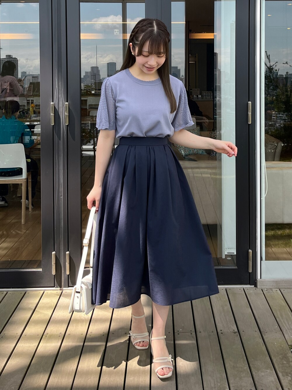 ブルー系のカーディガン/ボレロ、ブルー系のニット/セーター、ブルー系のスカートを着用したレディースの春コーディネートの3枚目の写真