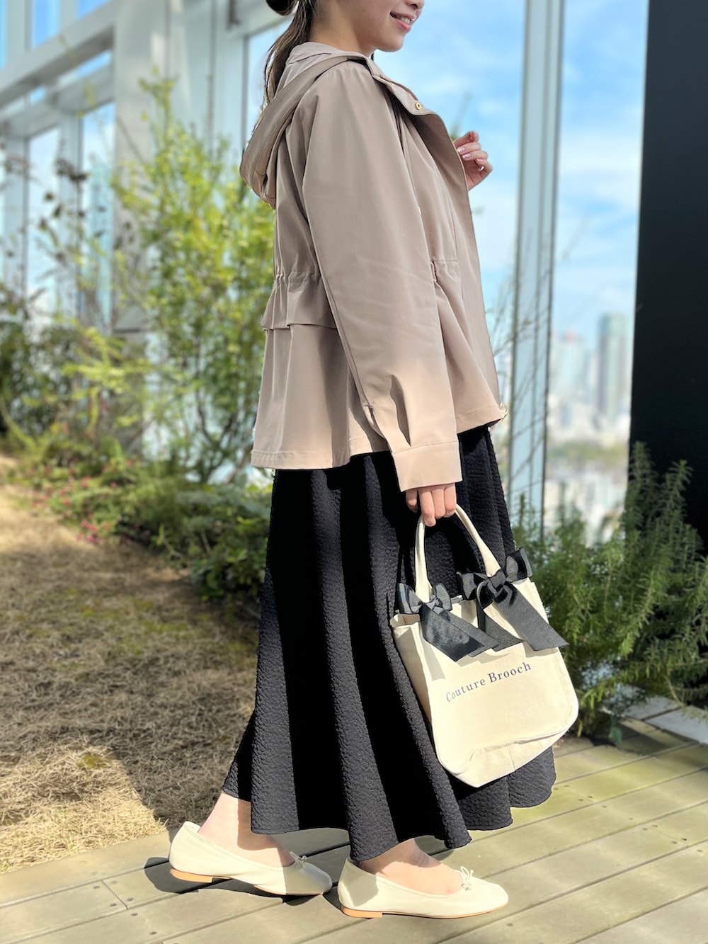 ブラック系のシャツ/ブラウス、ピンク系のブルゾン、ブラック系のスカートを着用したレディースの春コーディネートの2枚目の写真