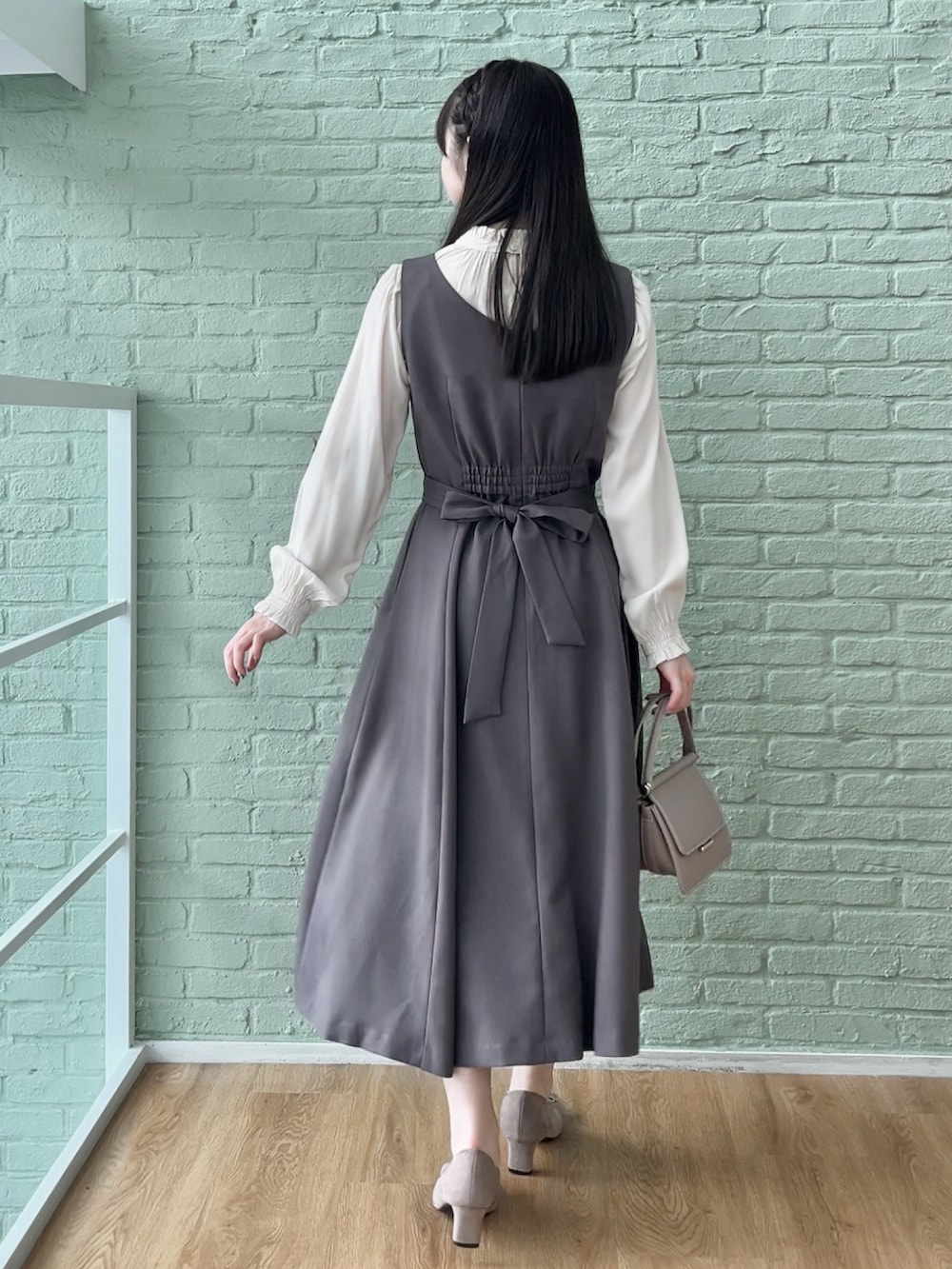 グレー系のワンピース、ホワイト系のシャツ/ブラウスを着用したレディースの秋コーディネートの3枚目の写真