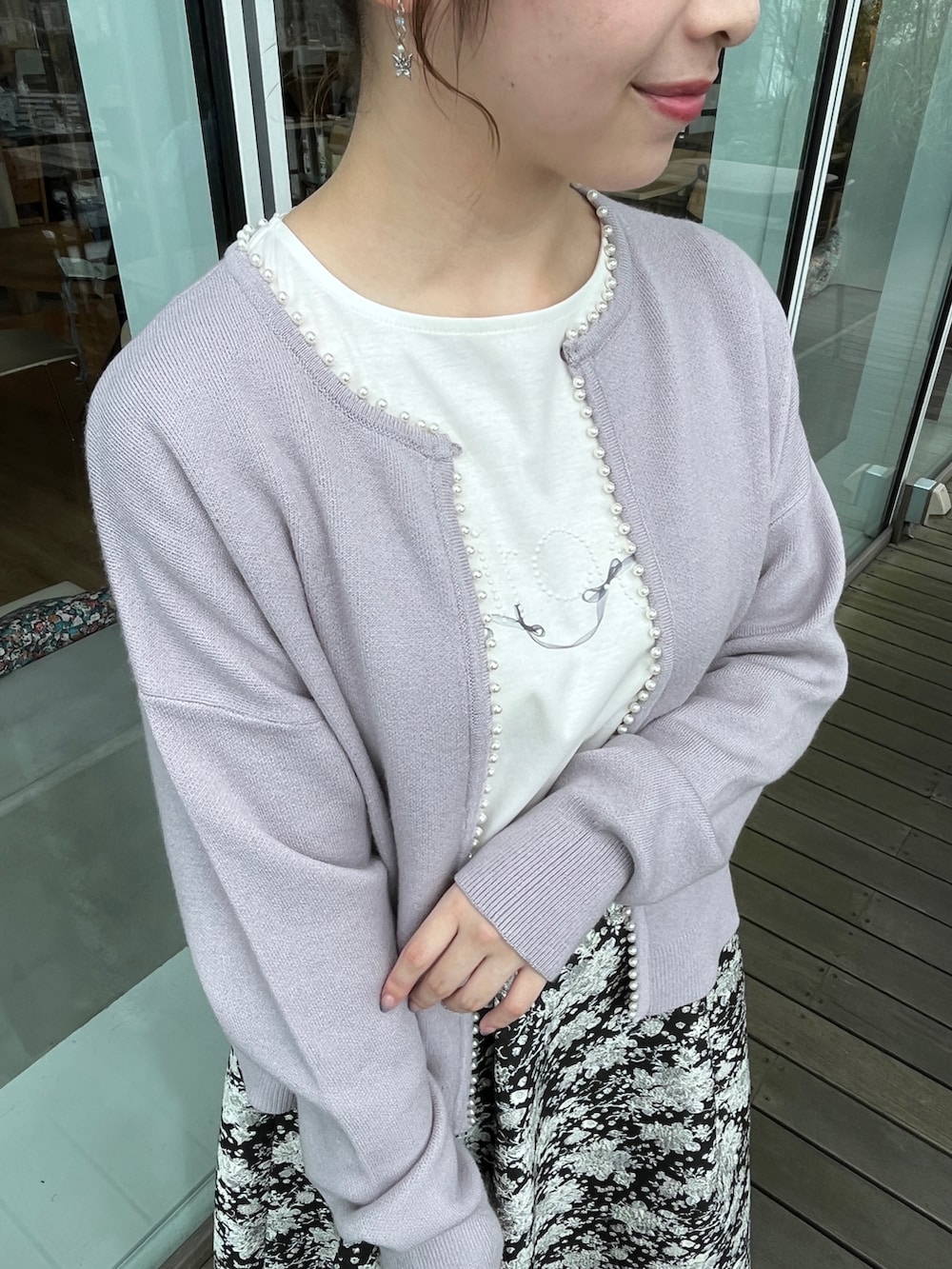 ホワイト系のTシャツ/カットソー、ブラック系のスカート、ブルー系のカーディガン/ボレロを着用したレディースの秋コーディネートの4枚目の写真