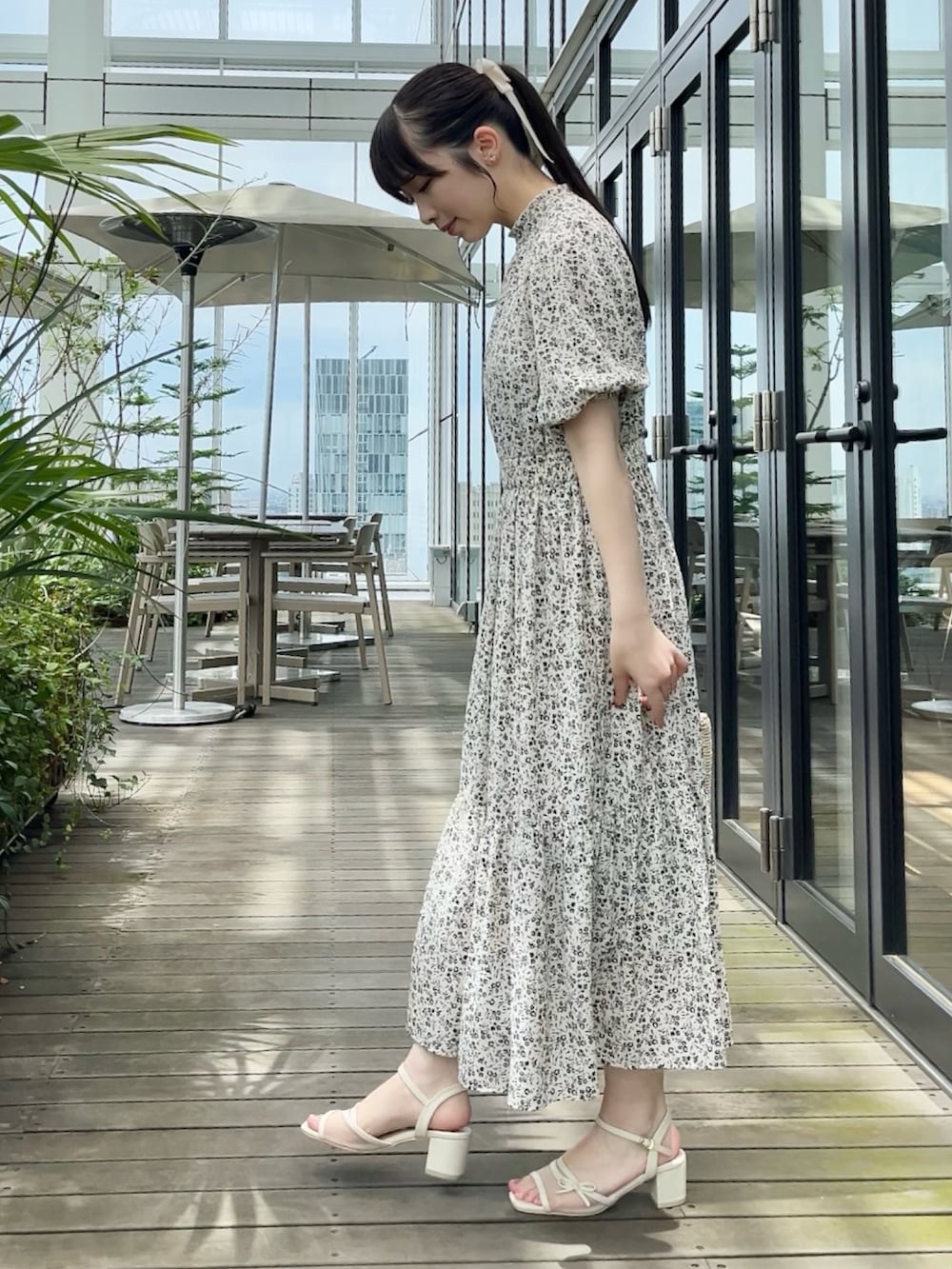 ベージュ系のワンピースを着用したレディースの夏コーディネートの2枚目の写真