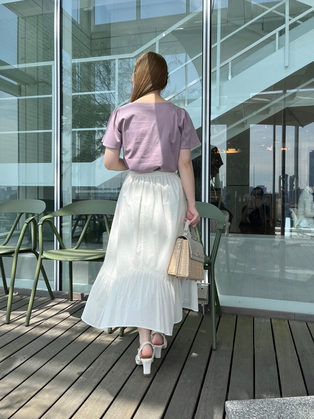 パープル系のTシャツ/カットソー、グレー系のショルダーバッグ、ホワイト系のサンダルを着用したレディースの春コーディネートの3枚目の写真