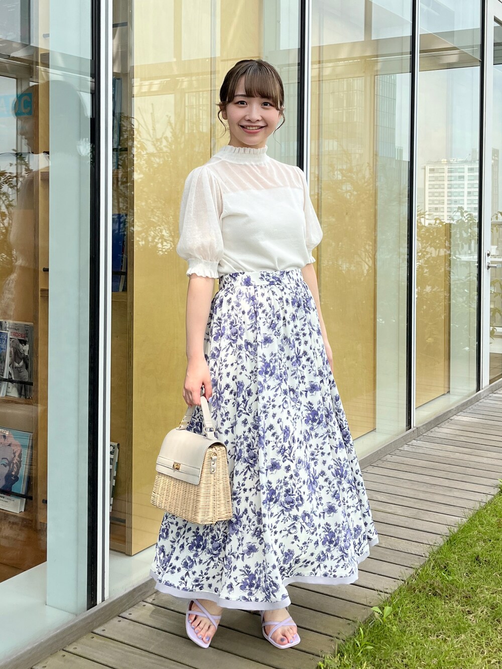 ホワイト系のカーディガン/ボレロ、ホワイト系のニット/セーター、ブルー系のスカートを着用したレディースの夏コーディネートの5枚目の写真