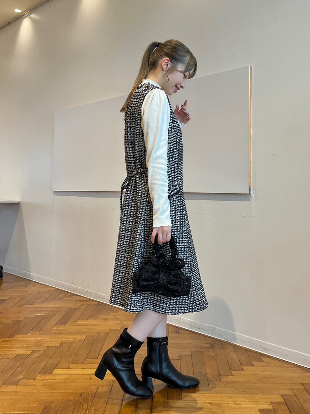 ホワイト系のTシャツ/カットソー、ブラック系のワンピースを着用したレディースの秋コーディネートの2枚目の写真