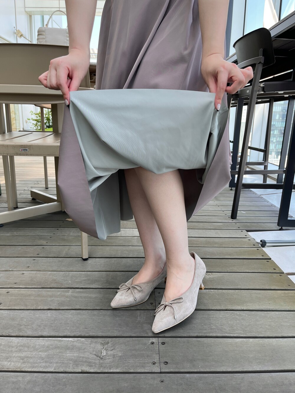 ホワイト系のTシャツ/カットソー、ホワイト系のショルダーバッグ、ブラウン系のスカートを着用したレディースの夏コーディネートの5枚目の写真