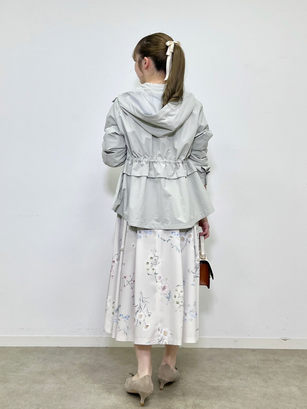 ホワイト系のシャツ/ブラウス、グリーン系のブルゾンを着用したレディースの冬コーディネートの3枚目の写真