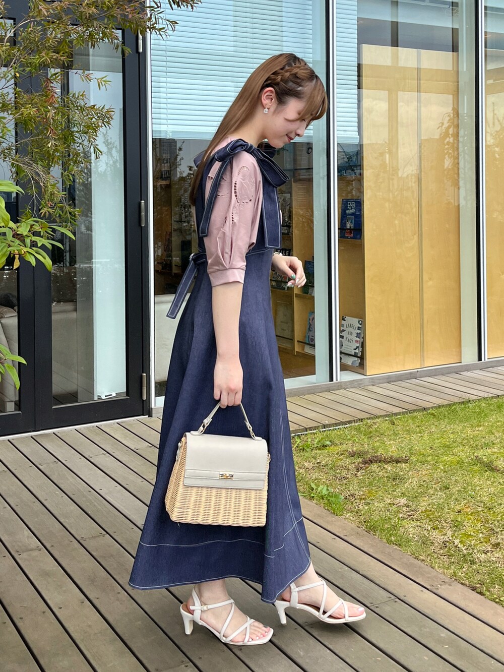 ブルー系のスカート、グレー系のショルダーバッグ、ホワイト系のサンダルを着用したレディースの夏コーディネートの2枚目の写真