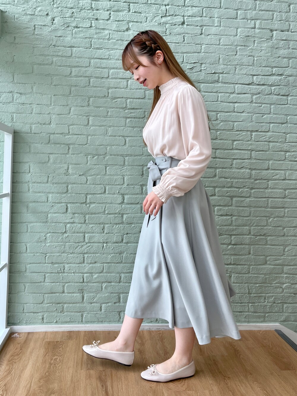 ホワイト系のシャツ/ブラウス、グリーン系のスカートを着用したレディースの春コーディネートの2枚目の写真