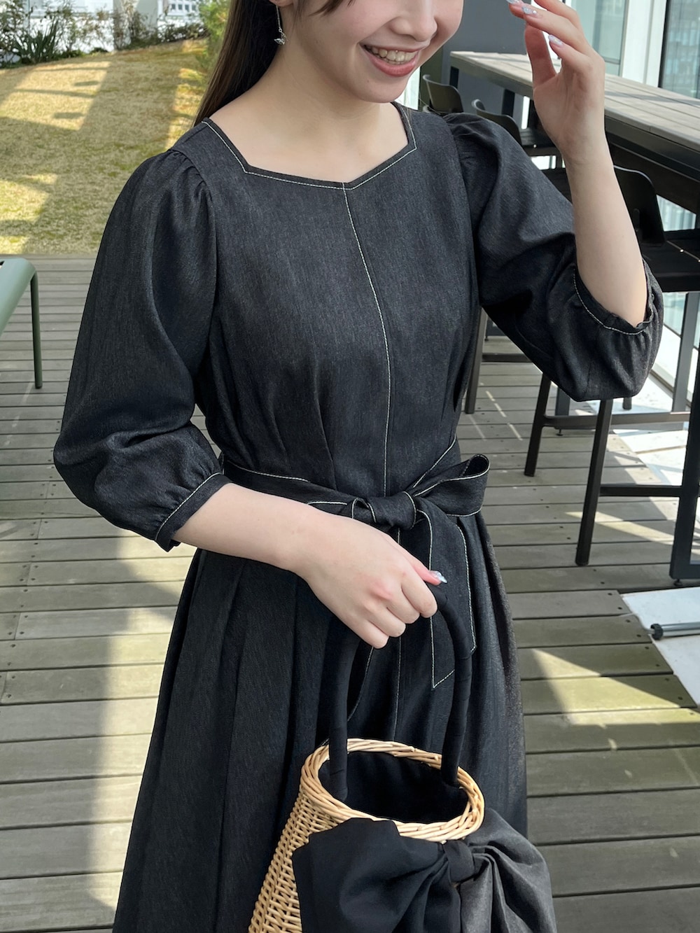 ブラック系のワンピースを着用したレディースの春コーディネートの4枚目の写真