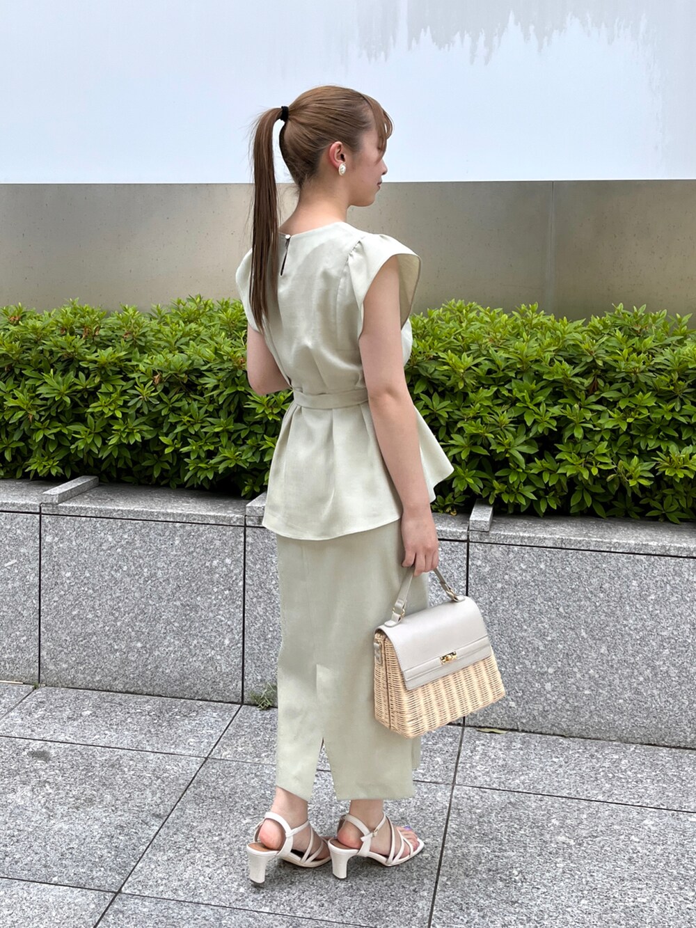 グリーン系のシャツ/ブラウス、グリーン系のスカート、グレー系のショルダーバッグを着用したレディースの春コーディネートの3枚目の写真