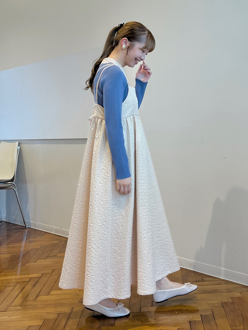 ブルー系のニット/セーター、ベージュ系のワンピースを着用したレディースの秋コーディネートの2枚目の写真