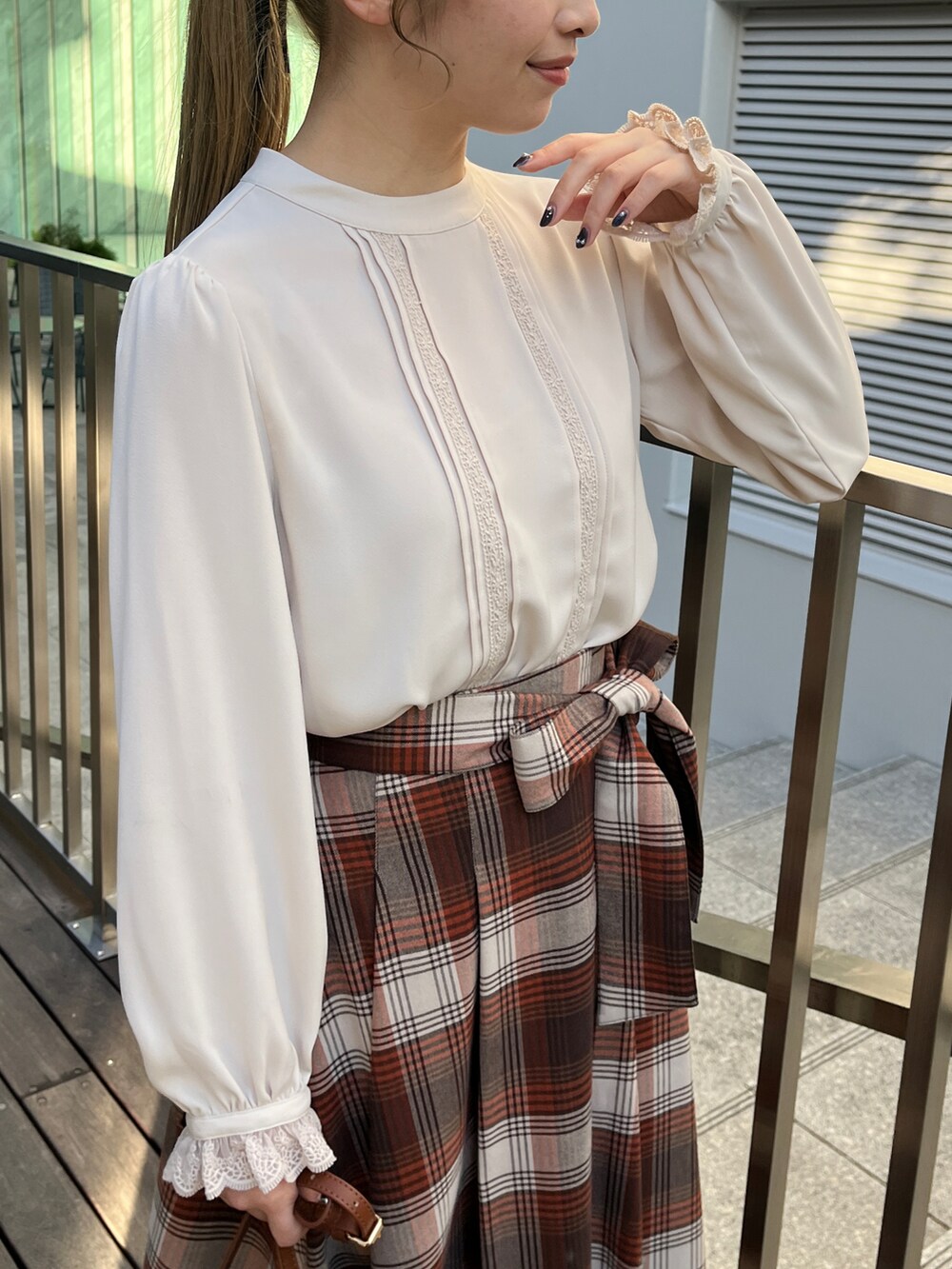 ホワイト系のシャツ/ブラウス、ブラウン系のスカートを着用したレディースの秋コーディネートの4枚目の写真