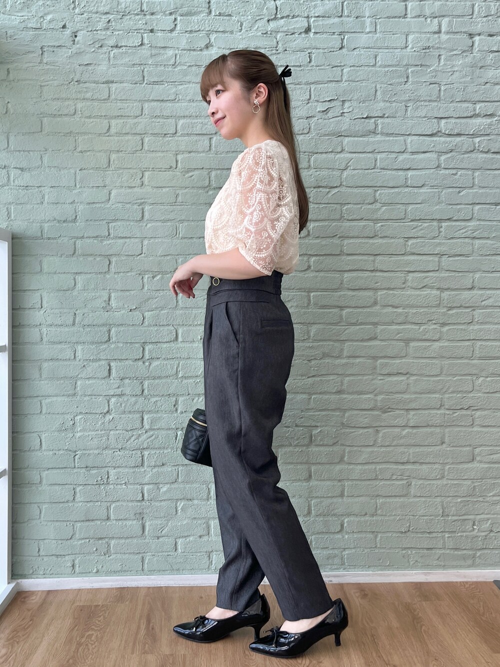 ホワイト系のTシャツ/カットソー、ブラック系のショルダーバッグ、ブラック系のその他パンツを着用したレディースの夏コーディネートの2枚目の写真