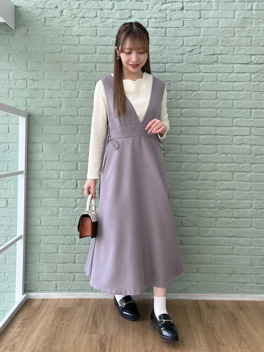 ブラウン系のテーラードジャケット、ブラウン系のワンピース、ホワイト系のTシャツ/カットソーを着用したレディースの春コーディネートの5枚目の写真