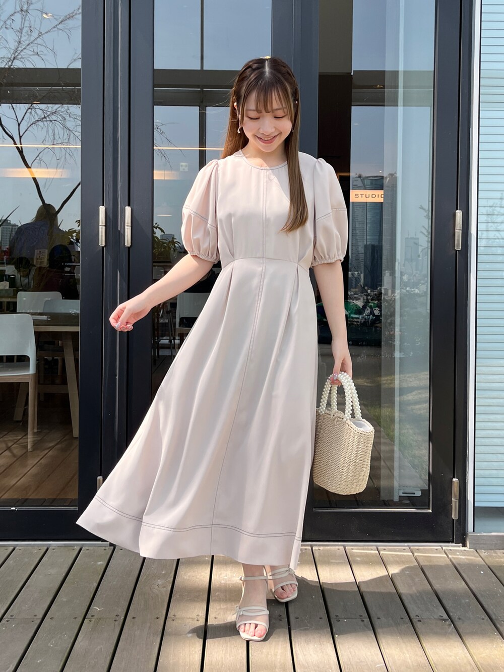 ホワイト系のカーディガン/ボレロ、ホワイト系のワンピースを着用したレディースの春コーディネートの5枚目の写真