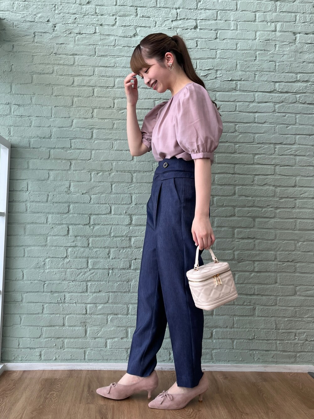 ピンク系のシャツ/ブラウス、ホワイト系のショルダーバッグ、ブルー系のその他パンツを着用したレディースの夏コーディネートの2枚目の写真