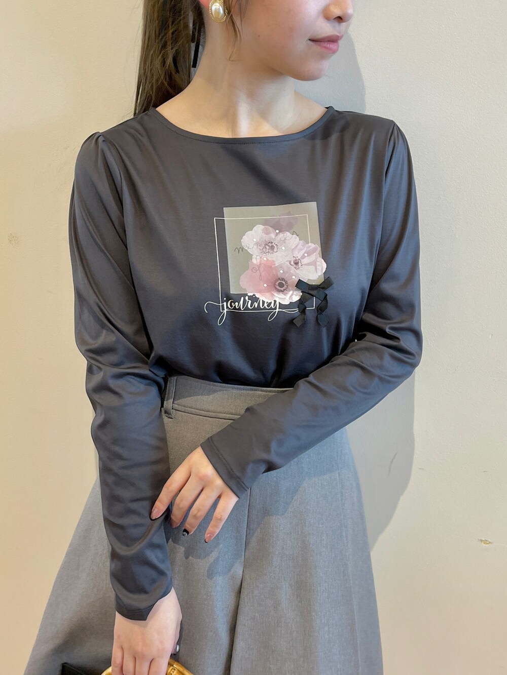 グレー系のTシャツ/カットソー、グレー系のその他パンツを着用したレディースの秋コーディネートの3枚目の写真