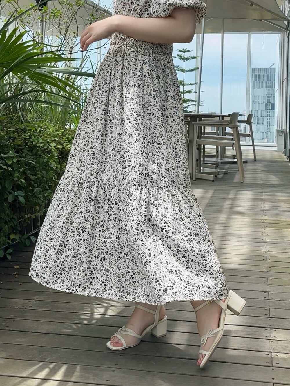 ベージュ系のワンピースを着用したレディースの夏コーディネートの5枚目の写真