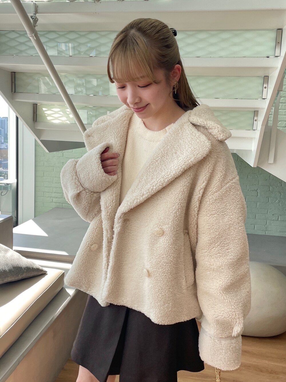 ホワイト系のブルゾン、ホワイト系のニット/セーター、ブラウン系のその他パンツを着用したレディースの秋コーディネートの3枚目の写真