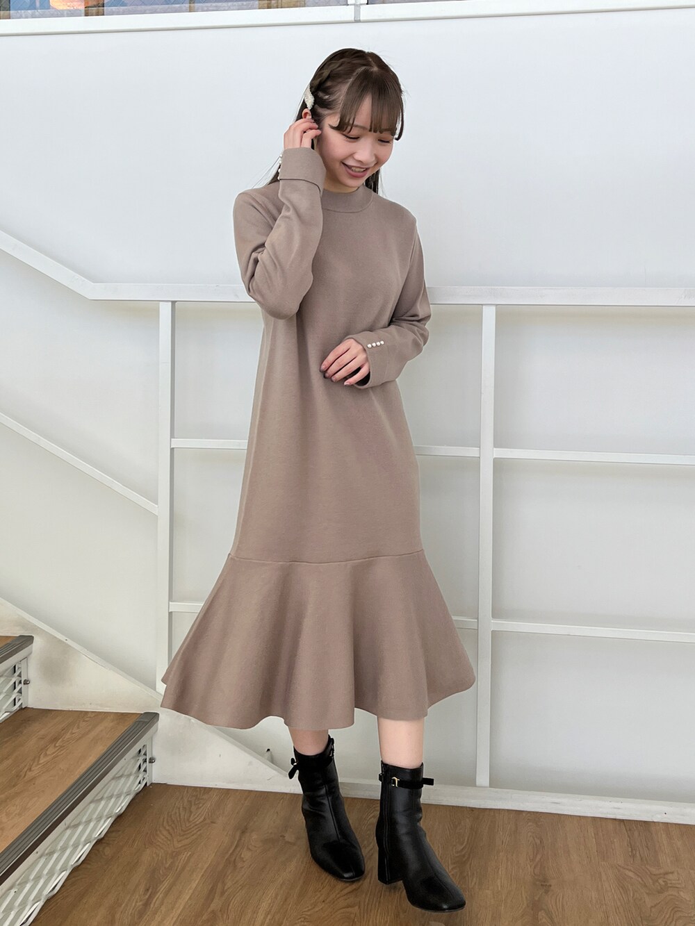 ブラック系のダウンジャケット/コート、ブラウン系のワンピースを着用したレディースの冬コーディネートの3枚目の写真