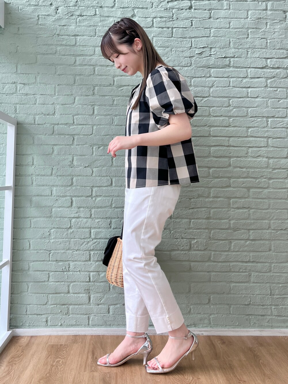 ブラック系のシャツ/ブラウス、ホワイト系のその他パンツを着用したレディースの春コーディネートの2枚目の写真