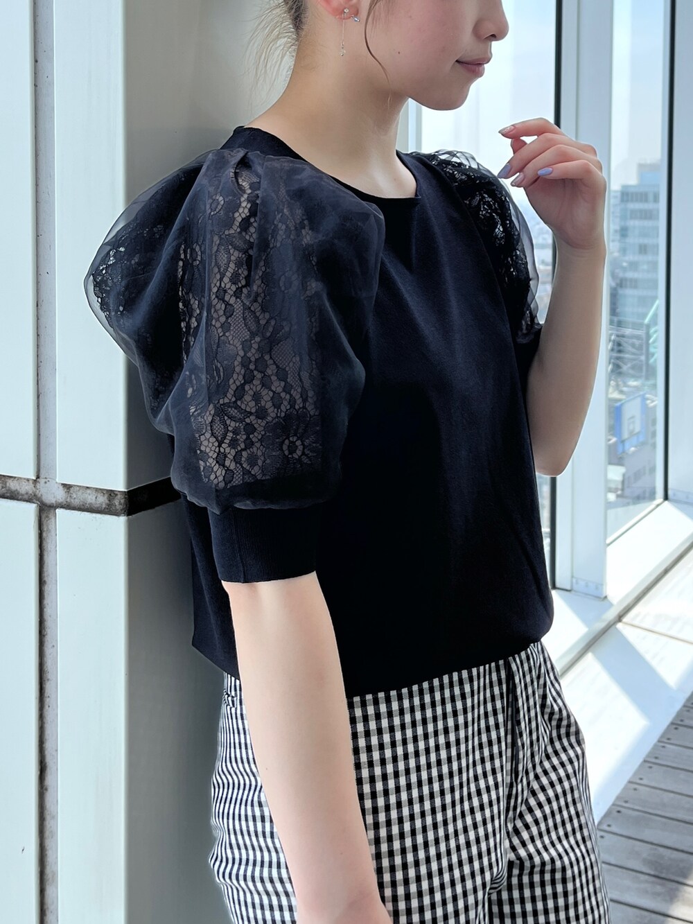 ブラック系のニット/セーター、ブラック系のその他パンツ、ブラック系のショルダーバッグを着用したレディースの夏コーディネートの4枚目の写真