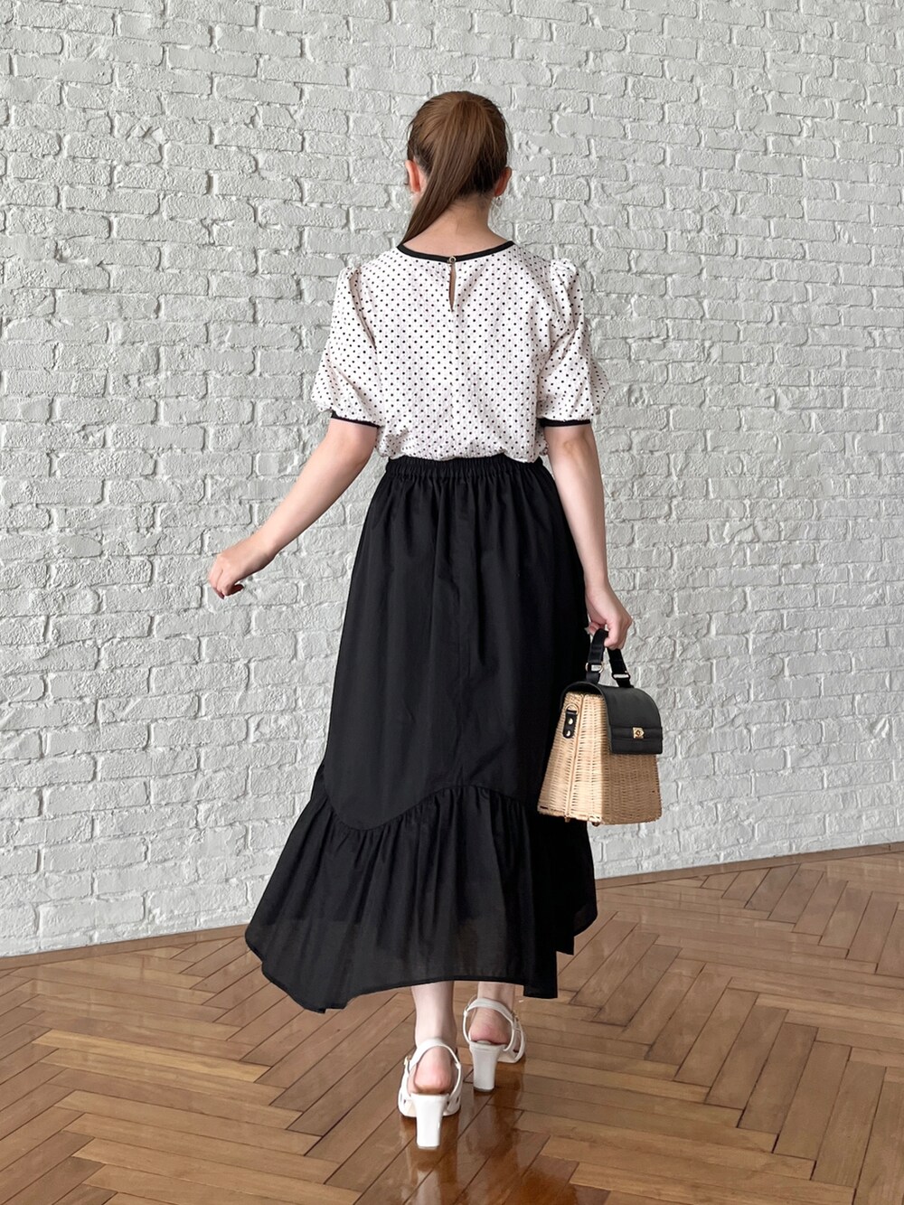 ベージュ系のシャツ/ブラウス、ブラック系のスカート、ブラック系のショルダーバッグを着用したレディースの夏コーディネートの3枚目の写真