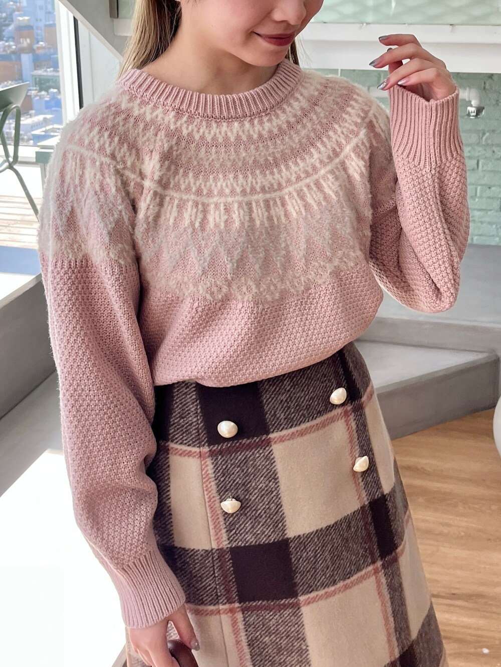 ピンク系のカーディガン/ボレロ、ブラウン系のブーツ、イエロー系のショルダーバッグを着用したレディースの秋コーディネートの2枚目の写真