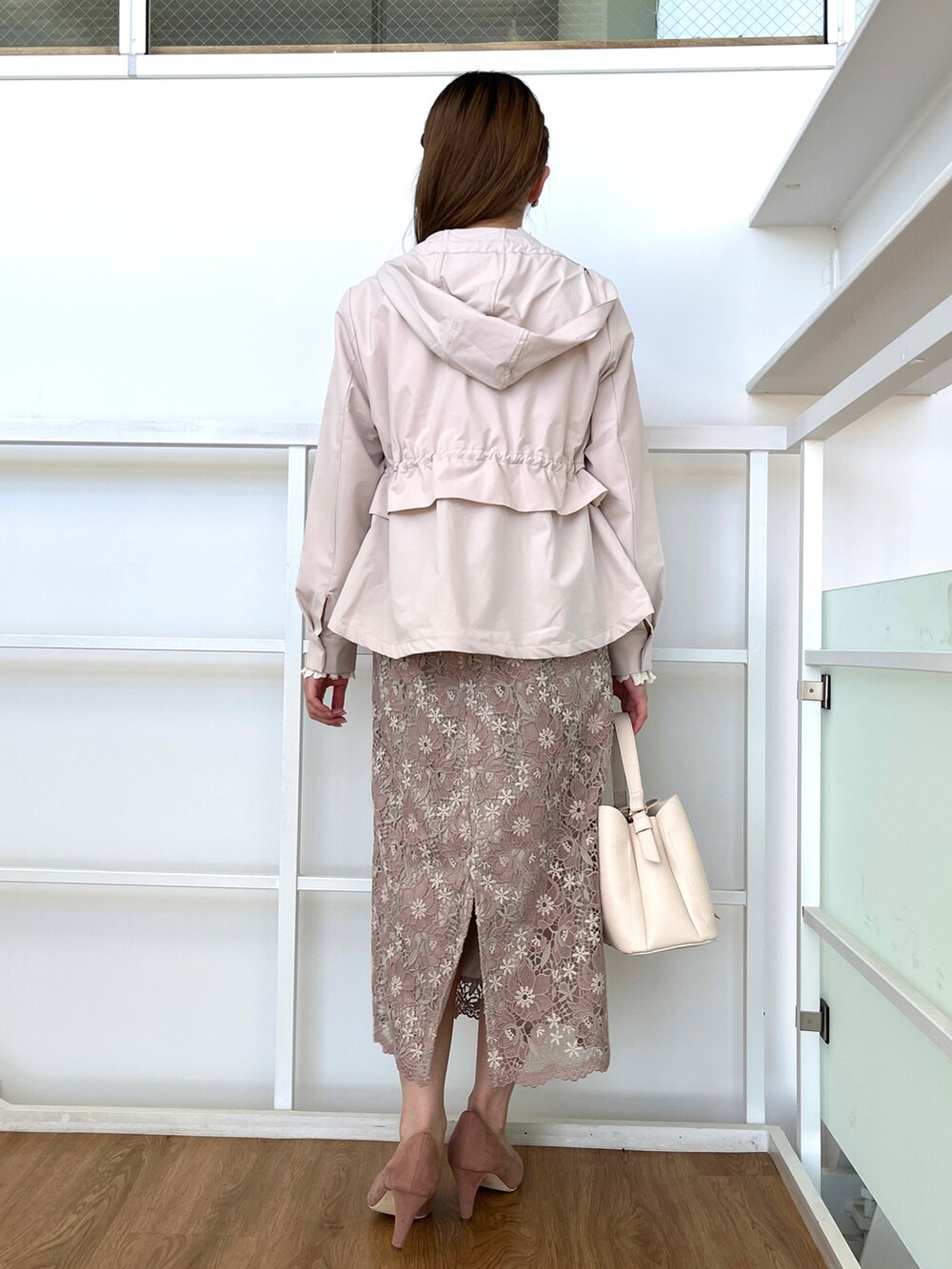 ホワイト系のシャツ/ブラウス、グレー系のブルゾン、ピンク系のスカートを着用したレディースの冬コーディネートの3枚目の写真