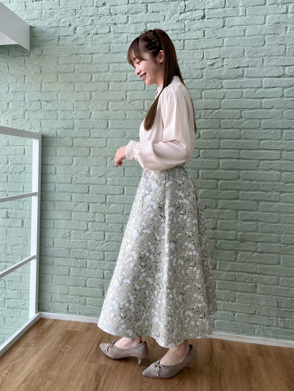 ホワイト系のシャツ/ブラウスを着用したレディースの冬コーディネートの2枚目の写真