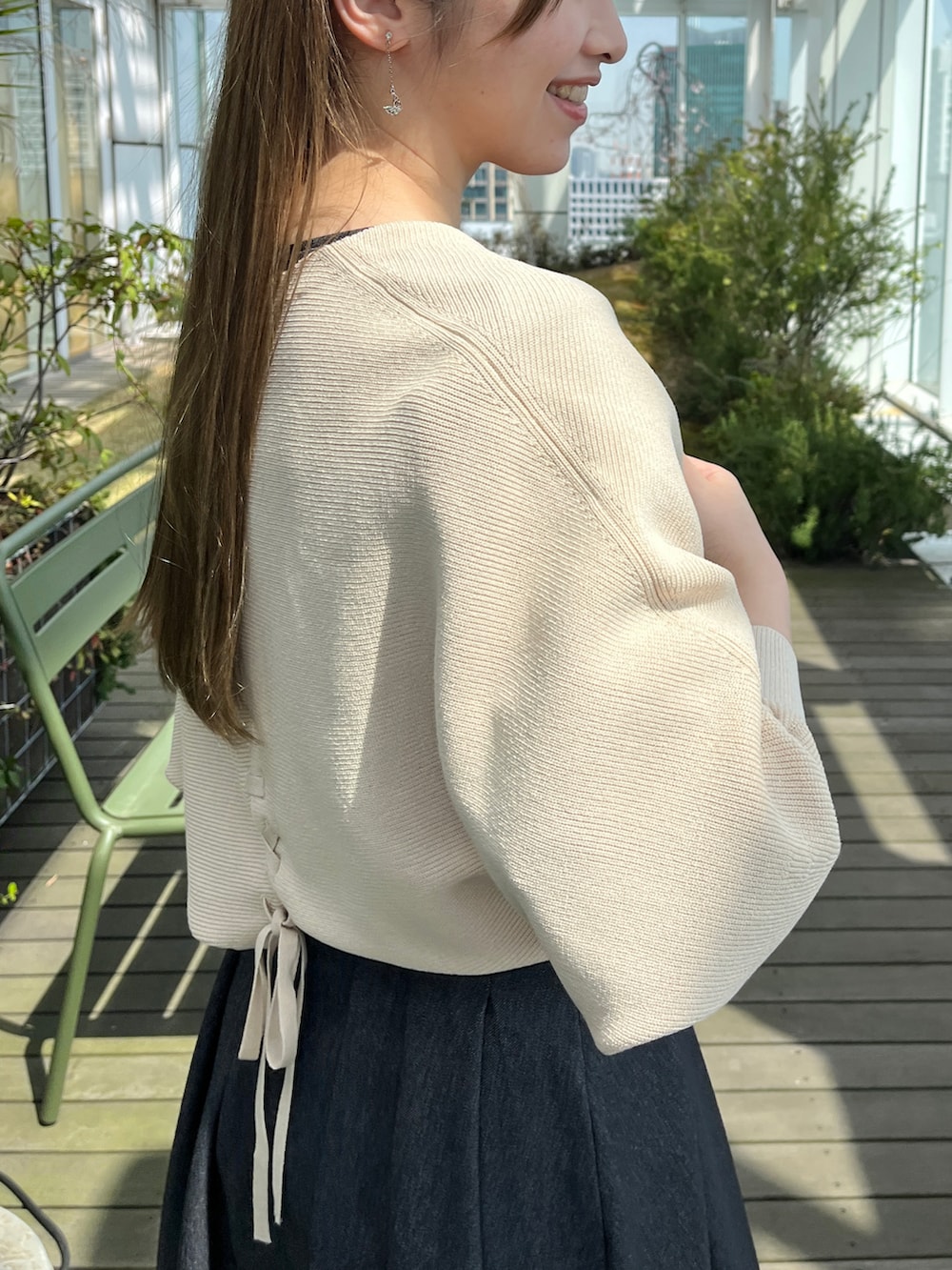 ホワイト系のカーディガン/ボレロ、ブラック系のワンピースを着用したレディースの春コーディネートの4枚目の写真