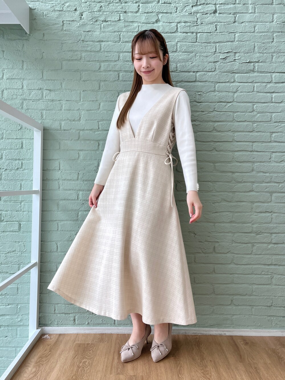 ベージュ系のテーラードジャケット、ベージュ系のワンピース、ホワイト系のニット/セーターを着用したレディースの春コーディネートの3枚目の写真