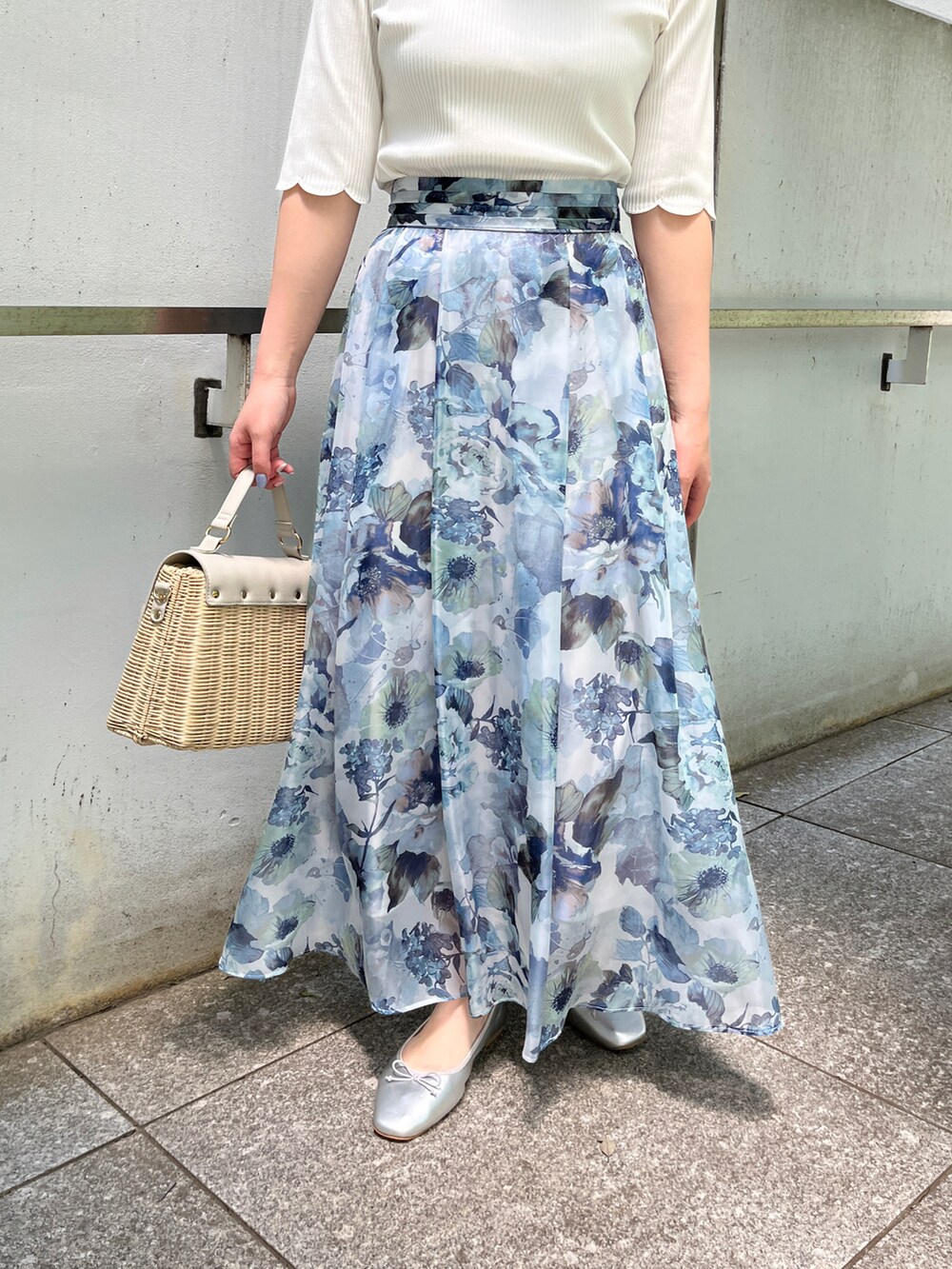 ホワイト系のTシャツ/カットソー、グレー系のスカート、グレー系のショルダーバッグを着用したレディースの夏コーディネートの5枚目の写真