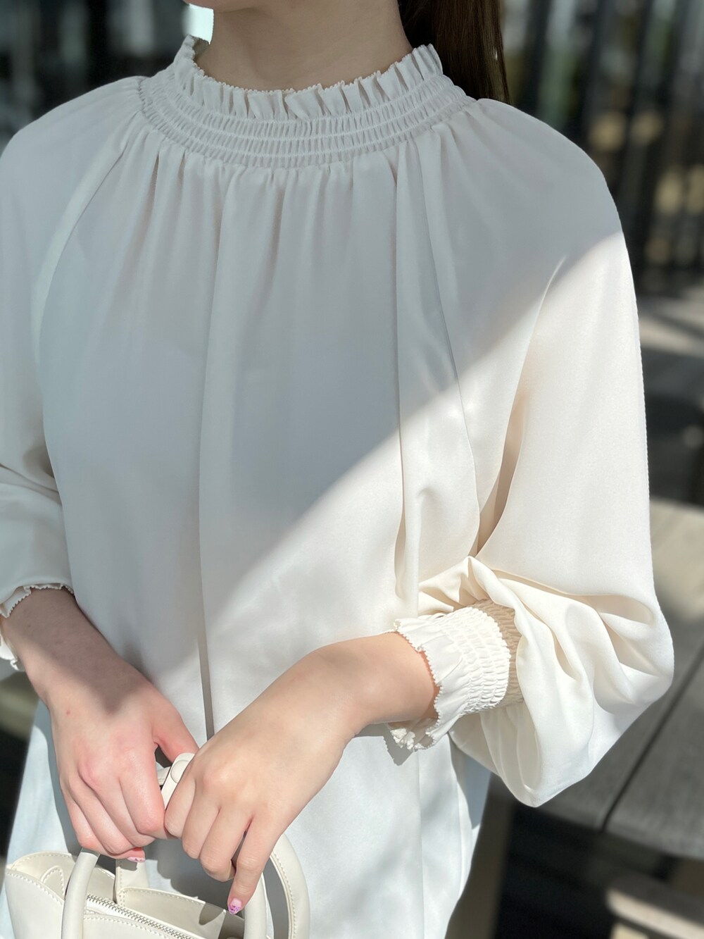 ブルー系のデニムパンツ、ホワイト系のシャツ/ブラウス、シルバー系のパンプスを着用したレディースの春コーディネートの4枚目の写真