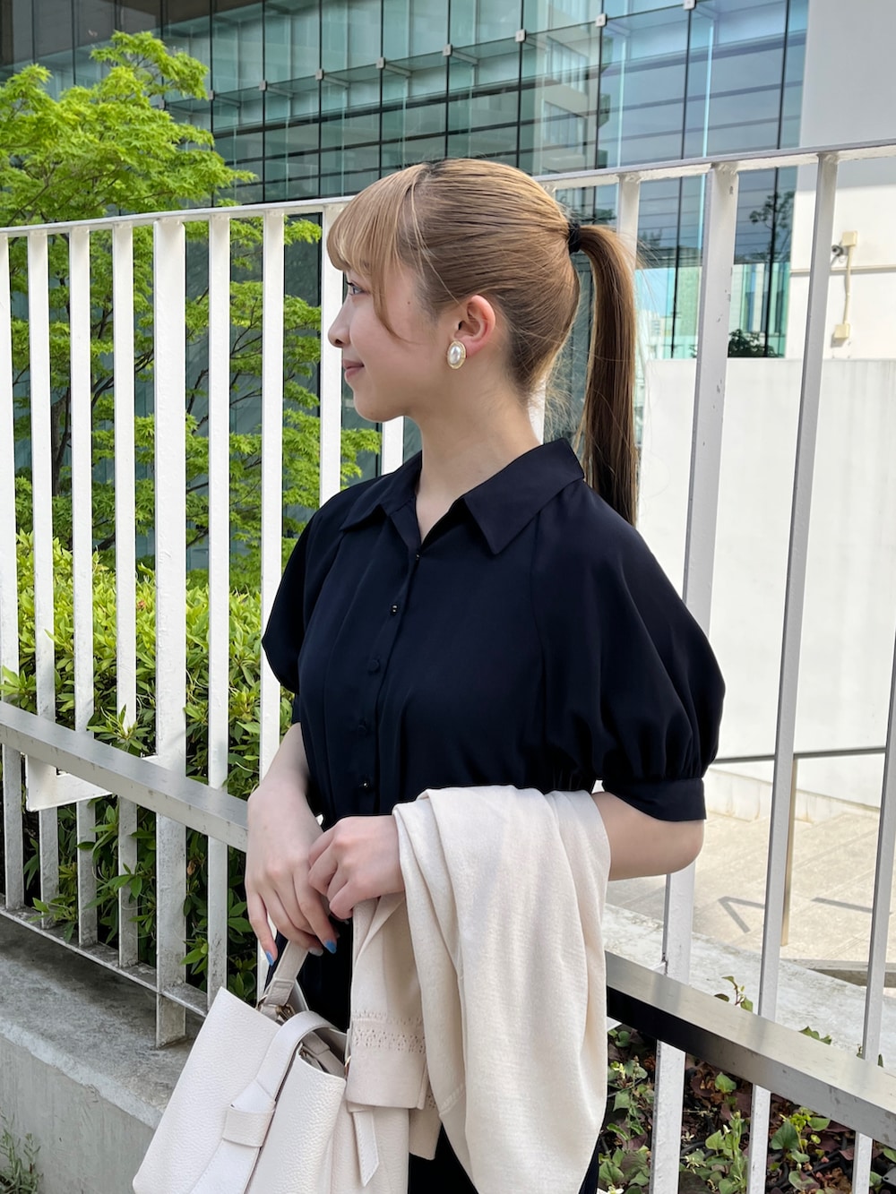 ホワイト系のカーディガン/ボレロ、ブルー系のワンピース、ブラック系のパンプスを着用したレディースの春コーディネートの4枚目の写真