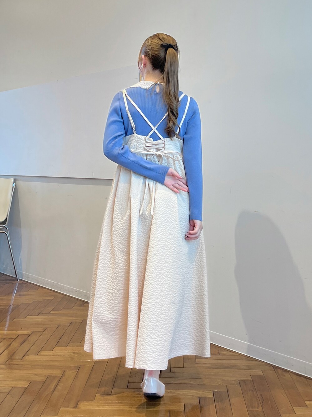 ブルー系のニット/セーター、ベージュ系のワンピースを着用したレディースの秋コーディネートの3枚目の写真