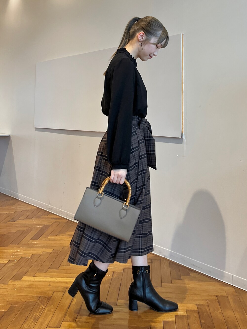 ブラック系のシャツ/ブラウス、ブラウン系のスカートを着用したレディースの秋コーディネートの2枚目の写真