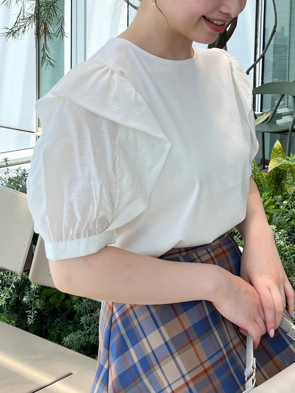 ホワイト系のTシャツ/カットソー、ブルー系のスカート、グレー系のショルダーバッグを着用したレディースの夏コーディネートの4枚目の写真