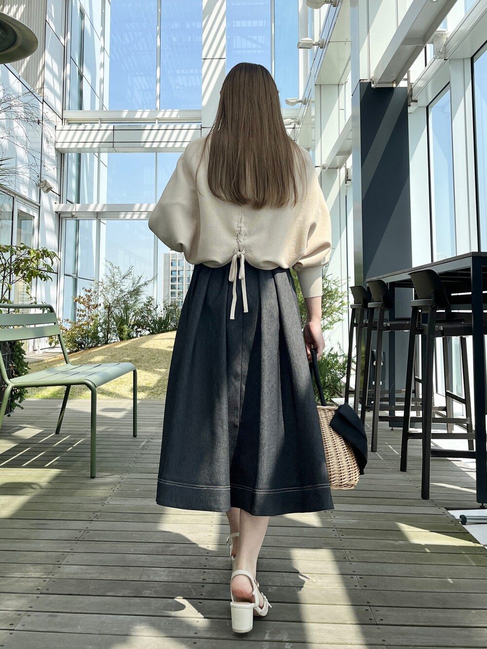 ホワイト系のカーディガン/ボレロ、ブラック系のワンピースを着用したレディースの春コーディネートの3枚目の写真