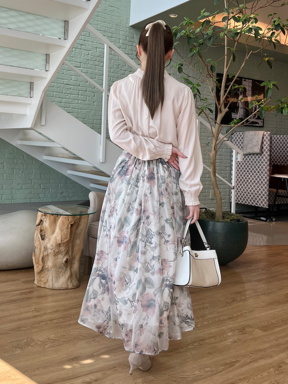 ホワイト系のシャツ/ブラウス、ベージュ系のスカートを着用したレディースの冬コーディネートの3枚目の写真