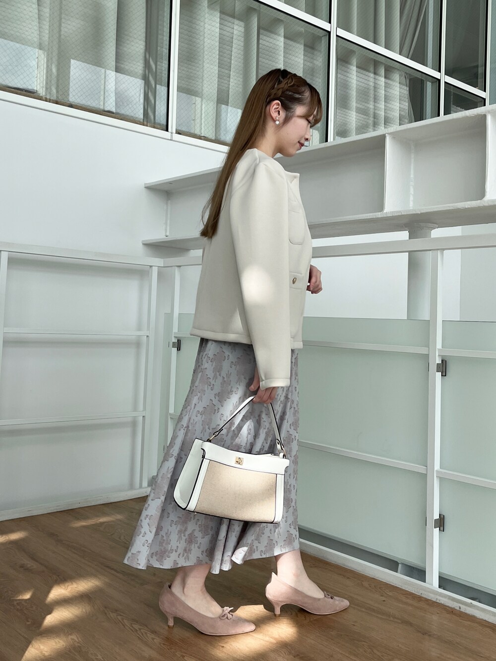 ホワイト系のノーカラージャケット、ホワイト系のTシャツ/カットソーを着用したレディースの春コーディネートの2枚目の写真