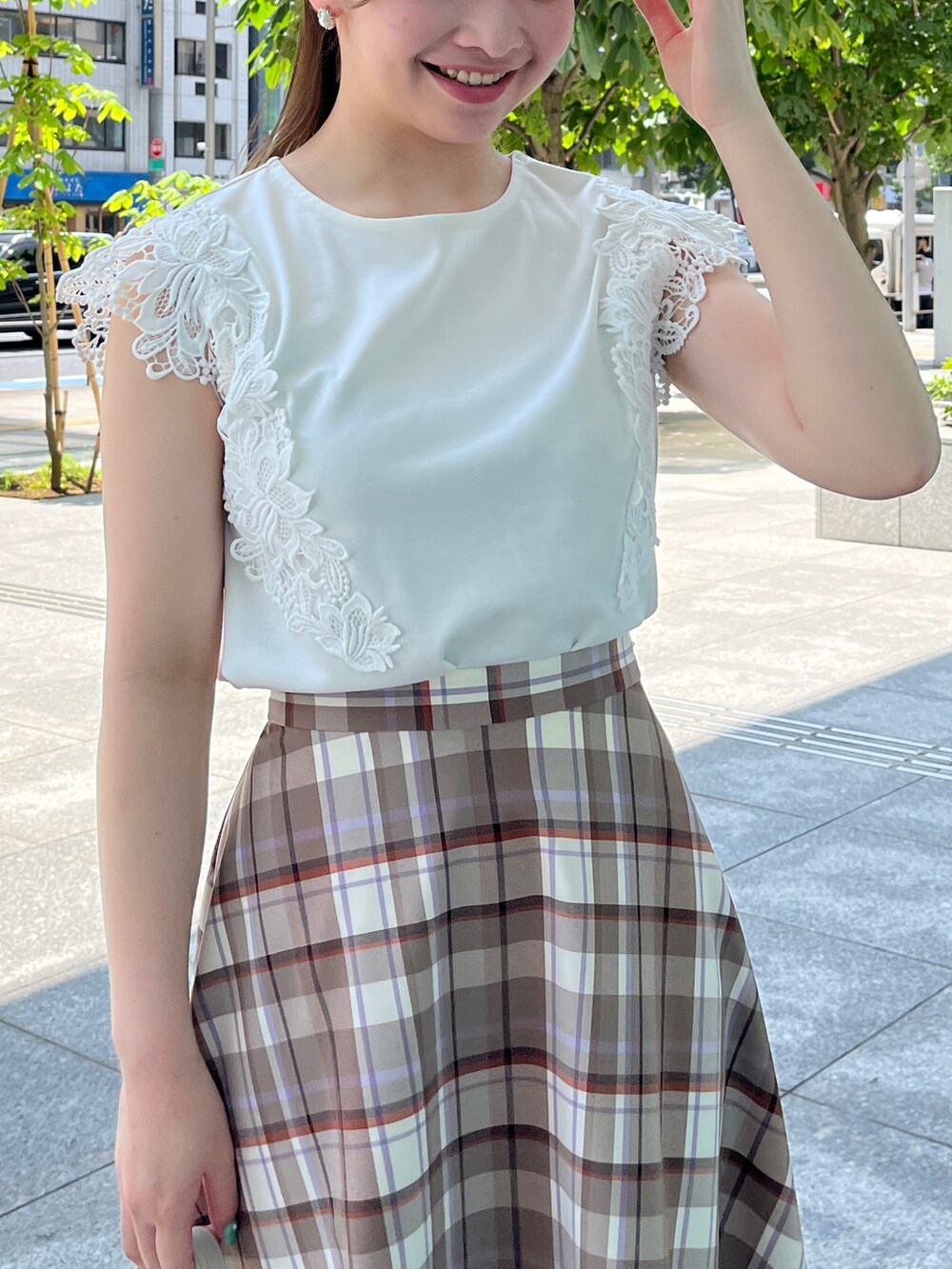 ブラウン系のスカート、ホワイト系のサンダル、グレー系のショルダーバッグを着用したレディースの夏コーディネートの4枚目の写真