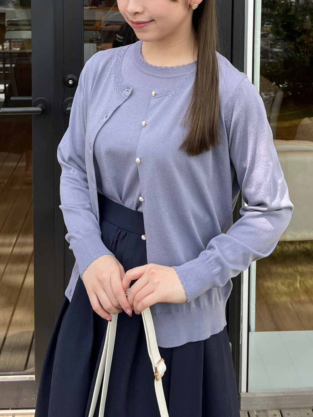 ブルー系のカーディガン/ボレロ、ブルー系のニット/セーター、ブルー系のスカートを着用したレディースの春コーディネートの2枚目の写真