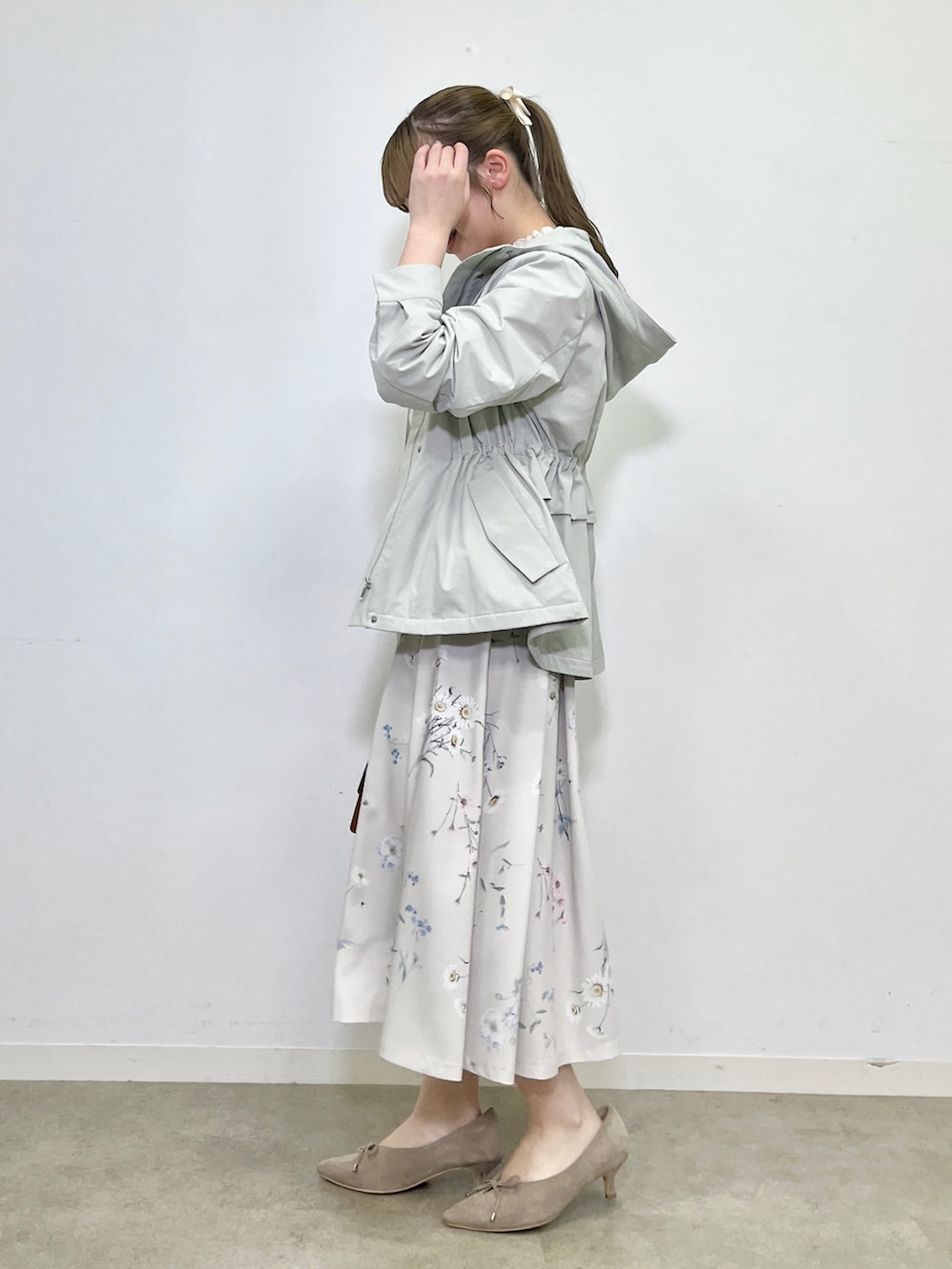 ホワイト系のシャツ/ブラウス、グリーン系のブルゾンを着用したレディースの冬コーディネートの2枚目の写真