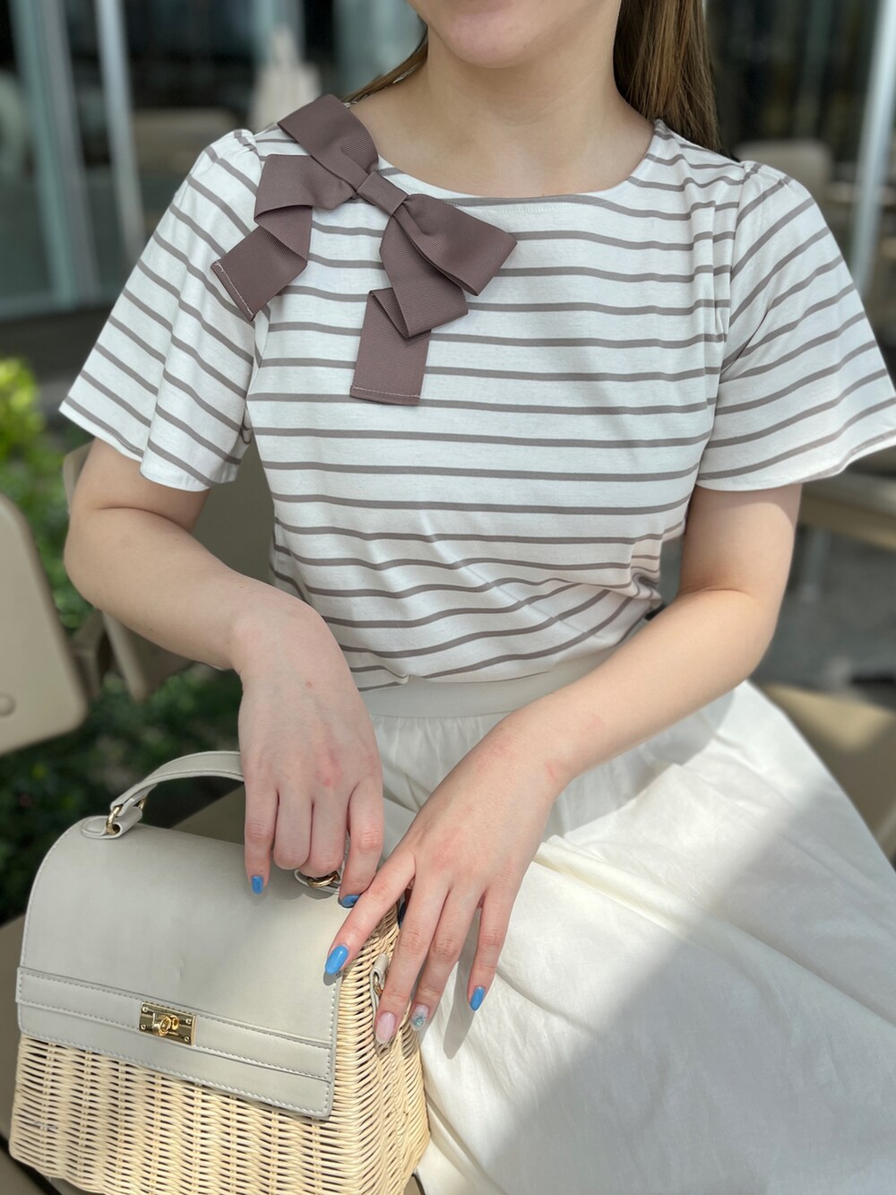 ベージュ系のTシャツ/カットソー、グレー系のショルダーバッグ、ホワイト系のサンダルを着用したレディースの春コーディネートの4枚目の写真
