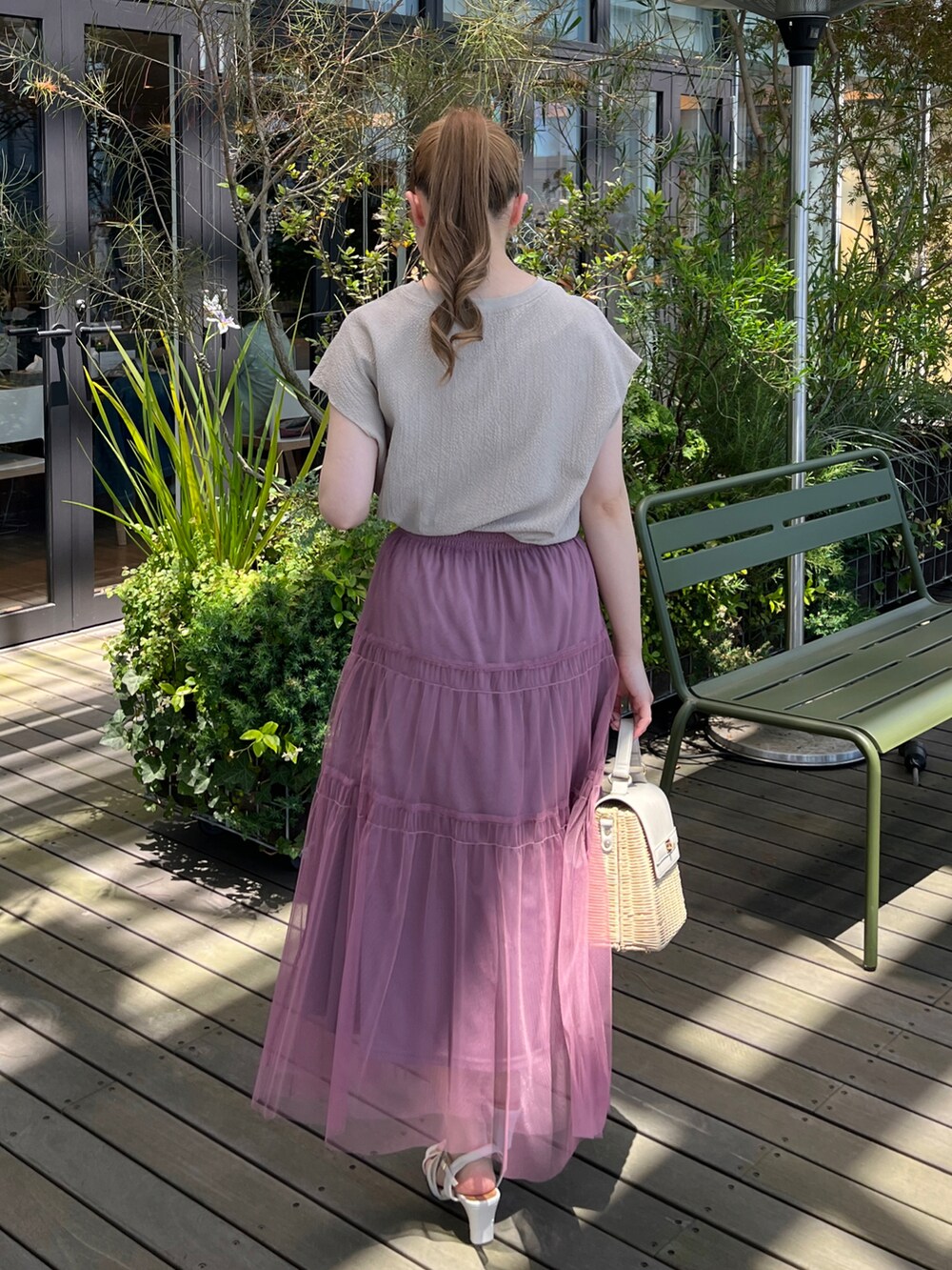ベージュ系のTシャツ/カットソー、パープル系のスカート、グレー系のショルダーバッグを着用したレディースの夏コーディネートの3枚目の写真