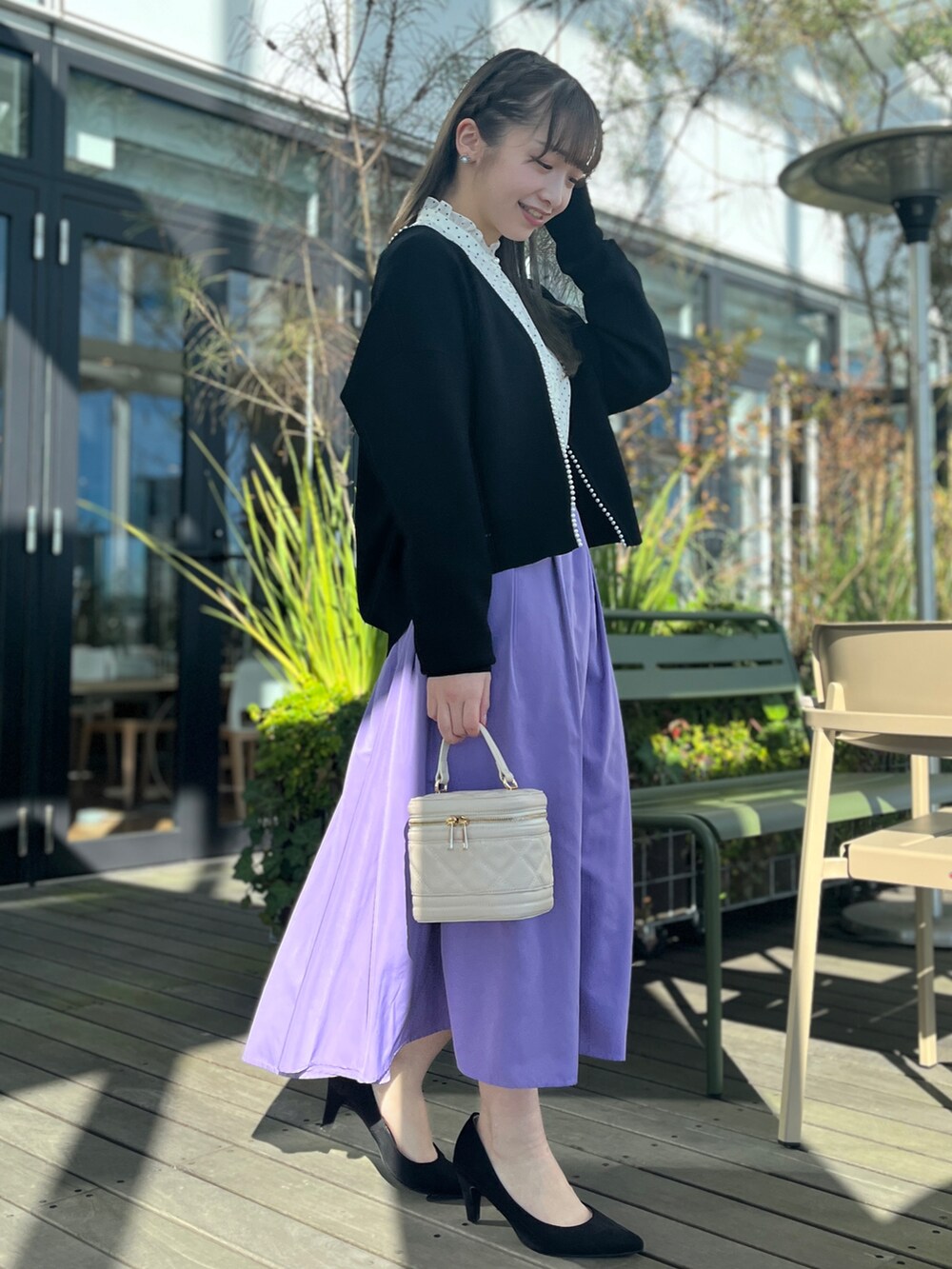 ホワイト系のシャツ/ブラウス、パープル系のスカート、ホワイト系のショルダーバッグを着用したレディースの冬コーディネートの3枚目の写真