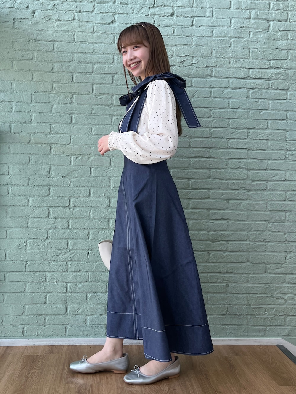 ホワイト系のシャツ/ブラウス、ブルー系のスカート、ホワイト系のショルダーバッグを着用したレディースの春コーディネートの2枚目の写真