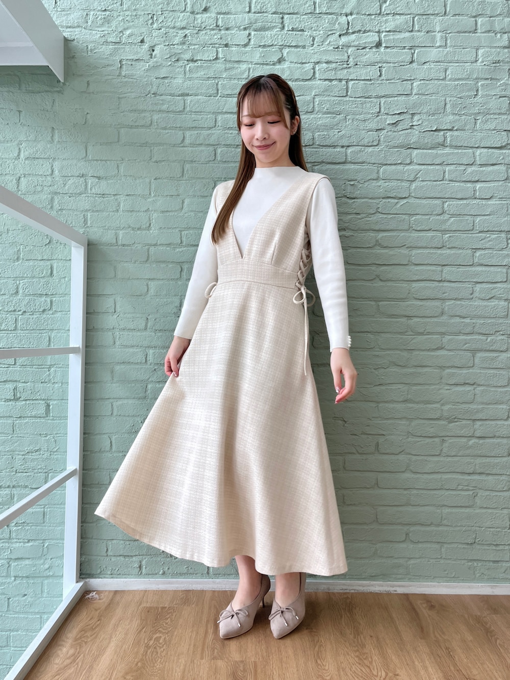 ベージュ系のテーラードジャケット、ベージュ系のワンピースを着用したレディースの春コーディネートの5枚目の写真