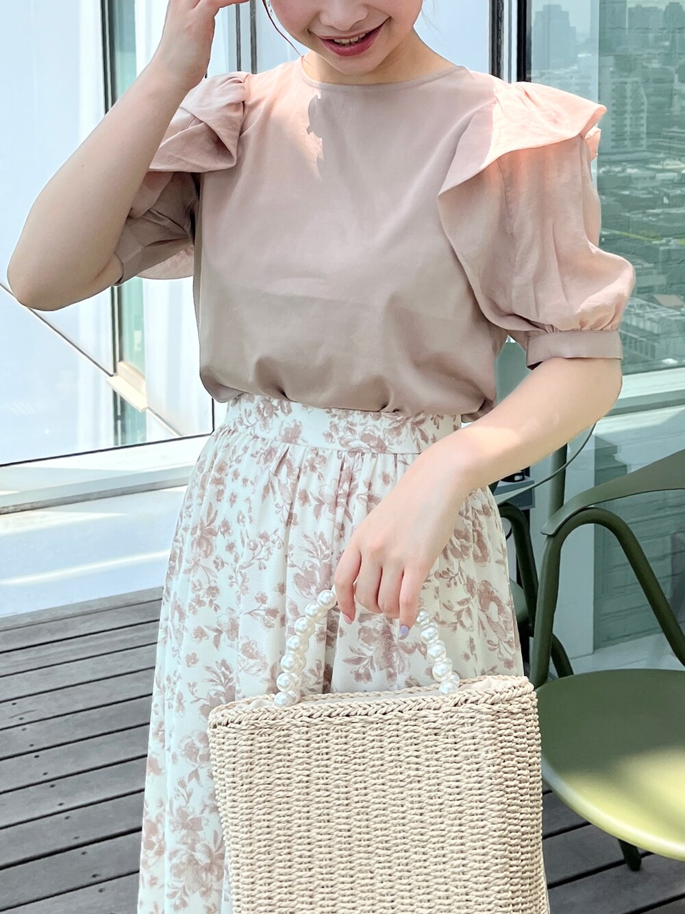 ベージュ系のTシャツ/カットソー、ベージュ系のスカート、ベージュ系のハンドバッグを着用したレディースの夏コーディネートの4枚目の写真